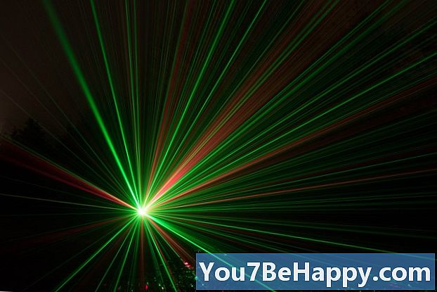 Perbezaan Antara Laser dan Cahaya